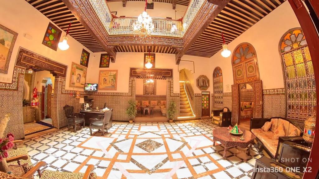 Una gran sala de estar con un gran techo. en Riad Las Mil y una Noches Tetuan, en Tetuán