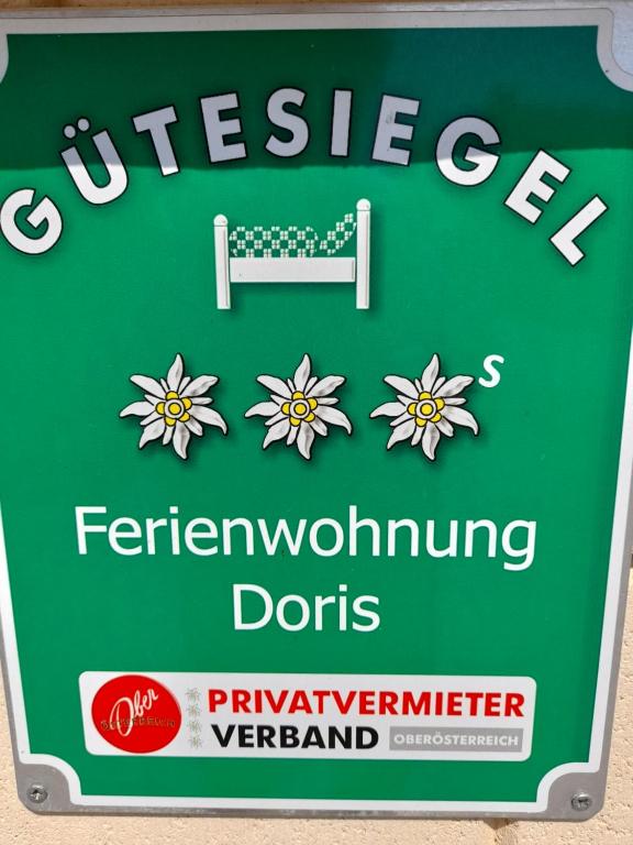 ein grünes Schild für einen Supermarkt mit Blumen darauf in der Unterkunft Holiday Home Doris in Bad Goisern