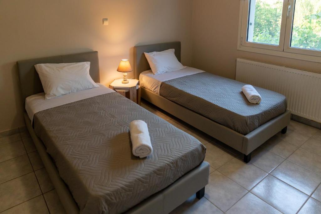 Łóżko lub łóżka w pokoju w obiekcie Artemis apartment