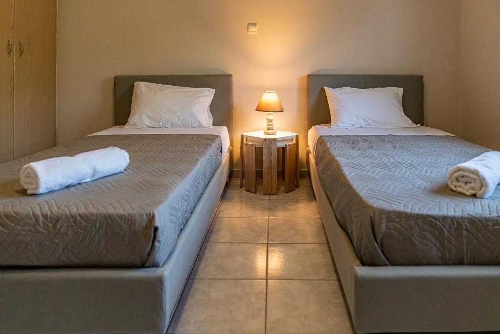 Łóżko lub łóżka w pokoju w obiekcie Artemis apartment
