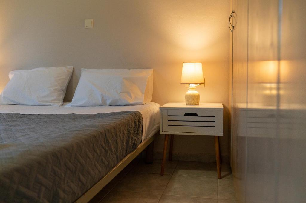 Łóżko lub łóżka w pokoju w obiekcie Artemis apartment
