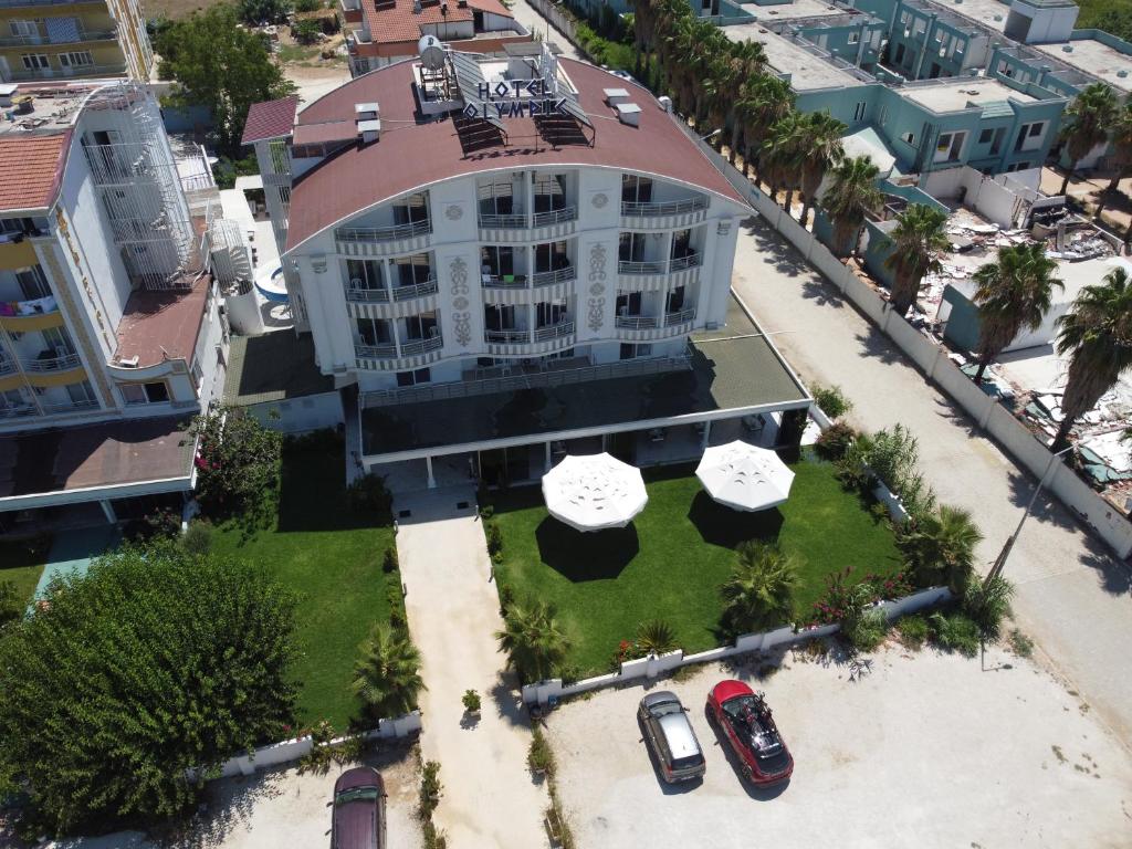 uma vista aérea de um grande edifício branco com um pátio em OLYMPIC HOTELS Belek em Belek