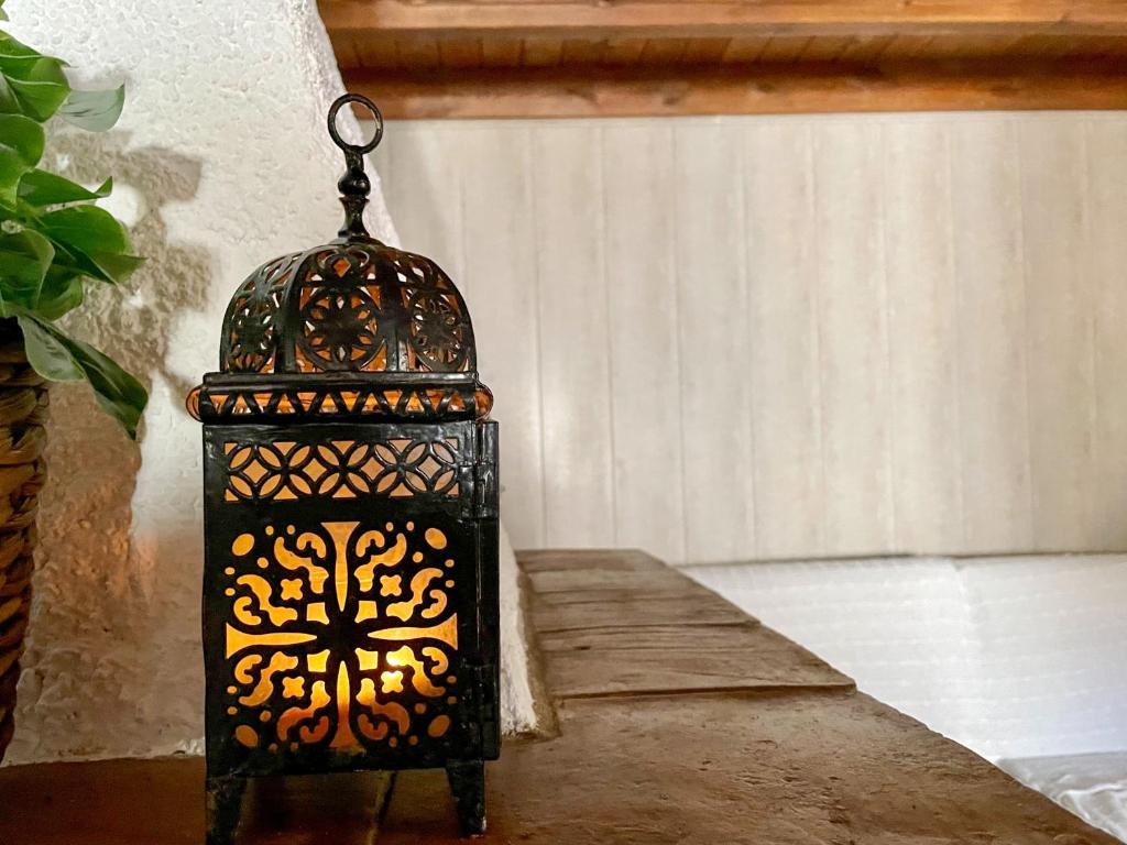 uma lanterna preta em cima de uma mesa em Casa de La Luna em Serón