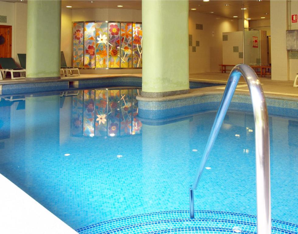 Hotel Guillem & Spa tesisinde veya buraya yakın yüzme havuzu