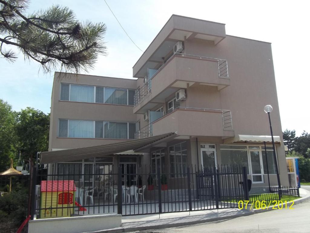 un edificio con una recinzione di fronte di Casa Daniel Borbel a Saturn