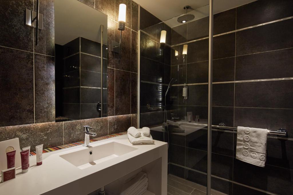 a bathroom with a sink and a mirror at Le Grand Hôtel Le Touquet-Paris-Plage in Le Touquet-Paris-Plage