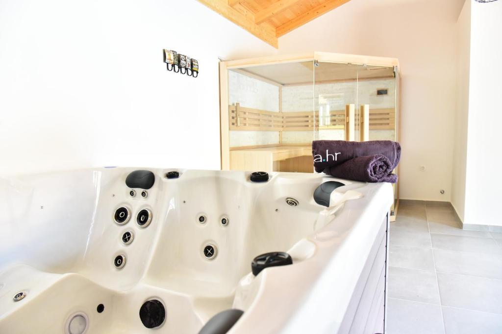 Fotografia z galérie ubytovania Villa Lux Nina with six bedrooms, private pool, sauna v destinácii Zadar