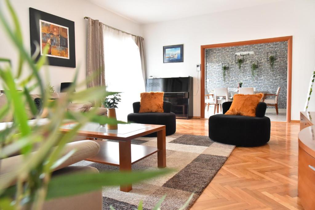 Televízia a/alebo spoločenská miestnosť v ubytovaní Villa Lux Nina with six bedrooms, private pool, sauna