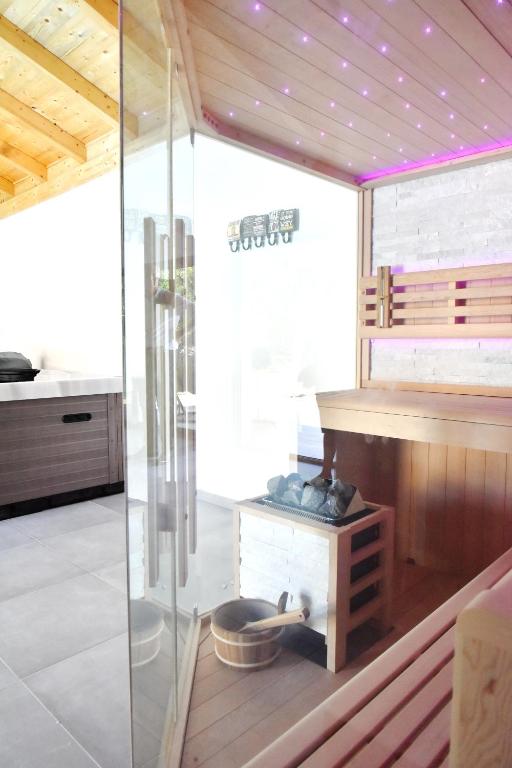 Posedenie v ubytovaní Villa Lux Nina with six bedrooms, private pool, sauna