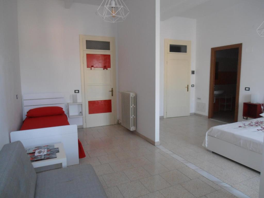 Duży, biały pokój z łóżkiem i kanapą w obiekcie B&B Timo e Rosmarino w mieście Sermide