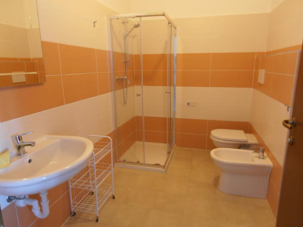 łazienka z umywalką, prysznicem i toaletą w obiekcie B&B Timo e Rosmarino w mieście Sermide