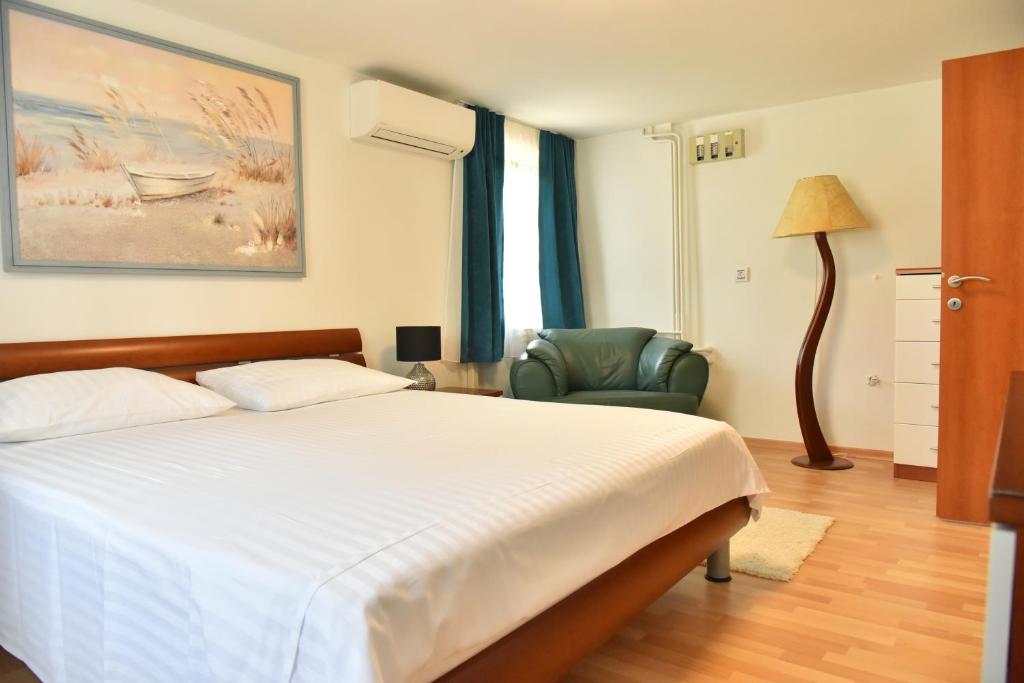 Posteľ alebo postele v izbe v ubytovaní Villa Lux Nina with six bedrooms, private pool, sauna