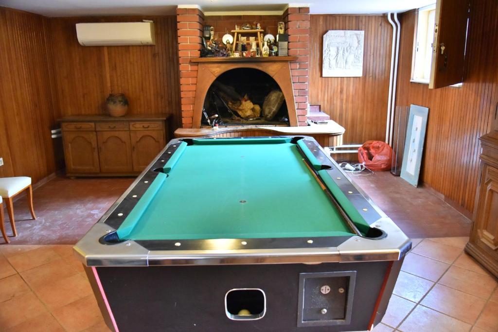 Biliardový stôl v ubytovaní Villa Lux Nina with six bedrooms, private pool, sauna