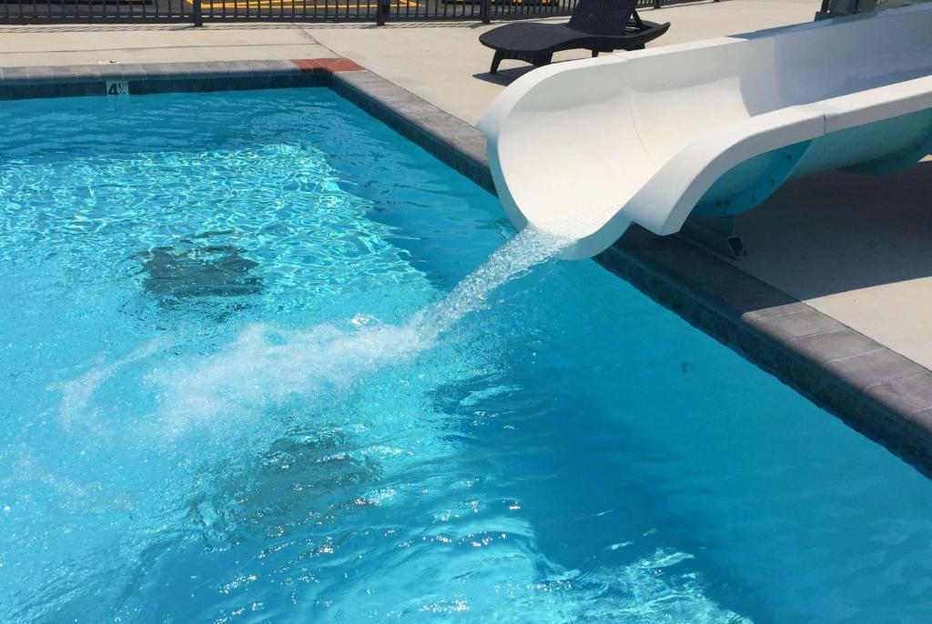 a water fountain in a swimming pool at Howard Johnson by Wyndham Pigeon Forge in Pigeon Forge