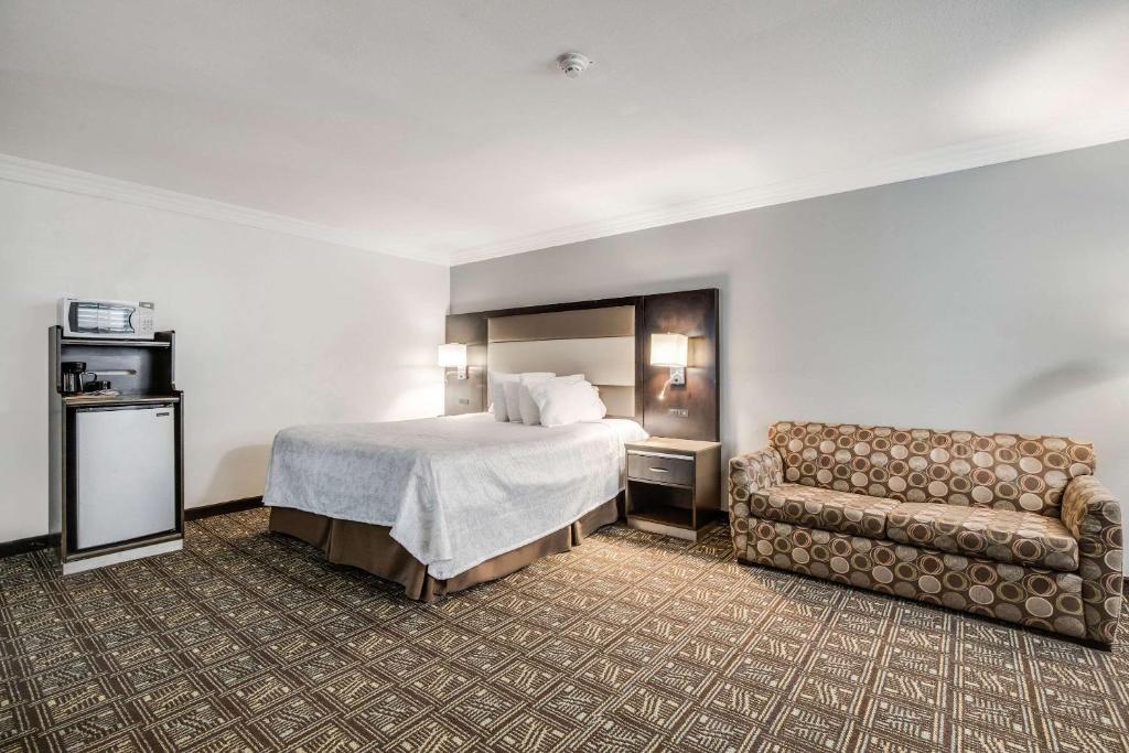 Rodeway Inn Old Town Temecula - King Suite - Accessible/Non-Smoking