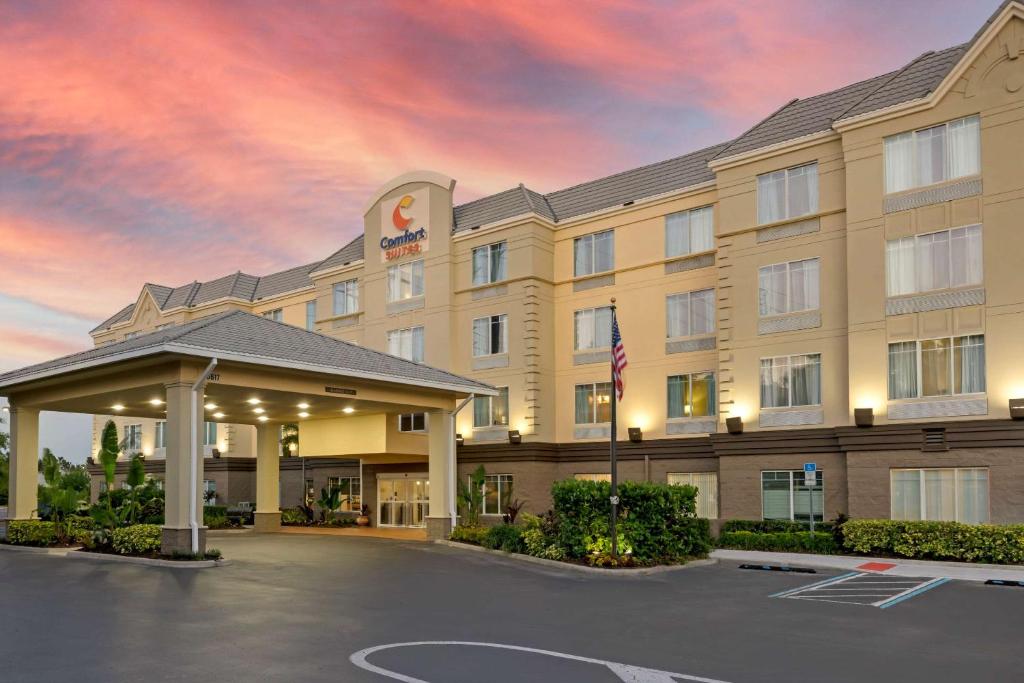 una representación de un hotel con aparcamiento en Comfort Suites Near Universal Orlando Resort en Orlando
