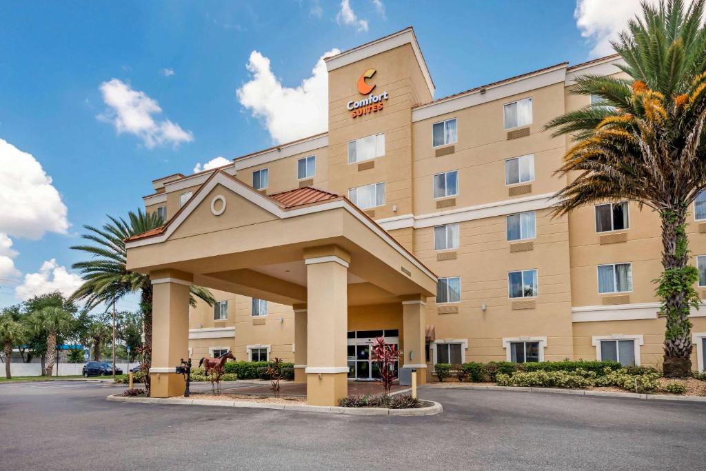 a front view of a hotel with palm trees at Comfort Suites Ocala North in Ocala