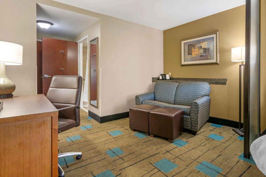 Comfort Suites near MCAS Beaufort - Queen Suite With Spa Bath