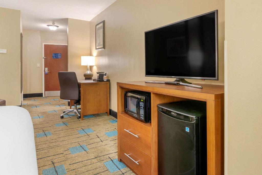 Comfort Suites near MCAS Beaufort - King Suite With Whirlpool - Non Smoking