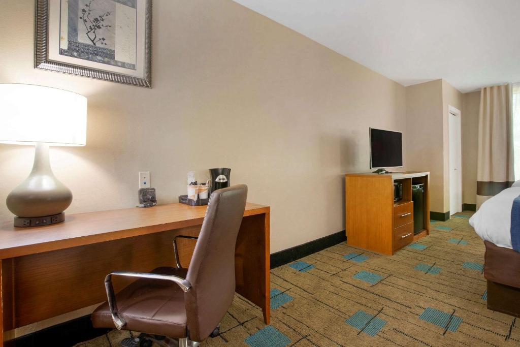 Comfort Suites near MCAS Beaufort - Queen Suite