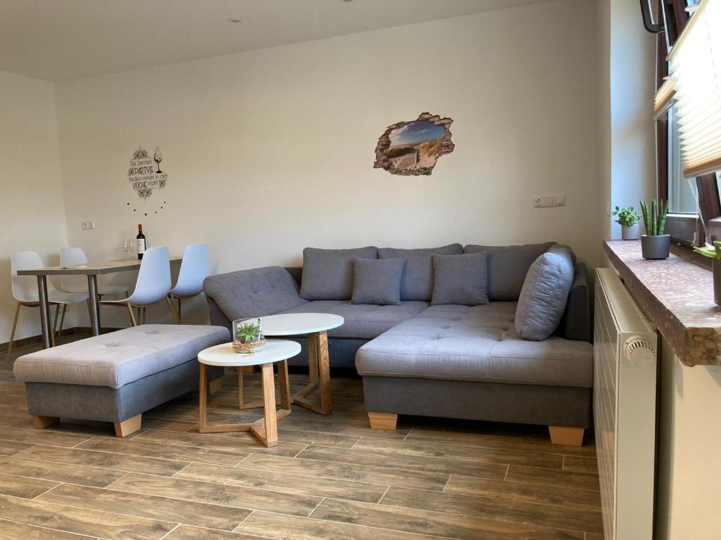 sala de estar con sofá y mesa en Ferienhaus Kuddel, en Zempin