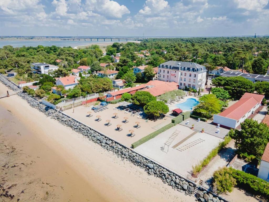 ロンス・レ・バンにあるHôtel de la Plage, Ronce-les-bains, La Trembladeのリゾートとビーチの空中の景色を望めます。