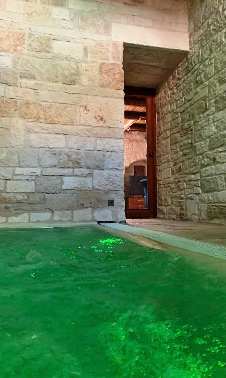 Basen w obiekcie Trulli e Puglia Luxury Suite lub w pobliżu