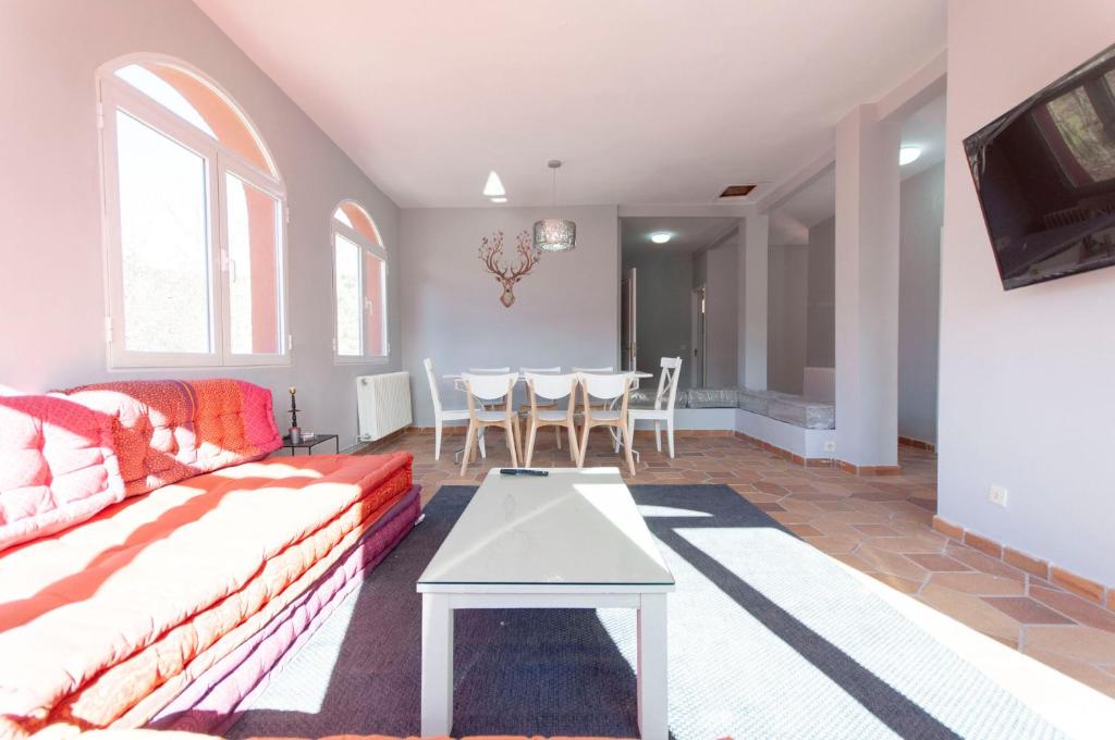 A television and/or entertainment centre at Casa Rural La Rosaleda de Pajares