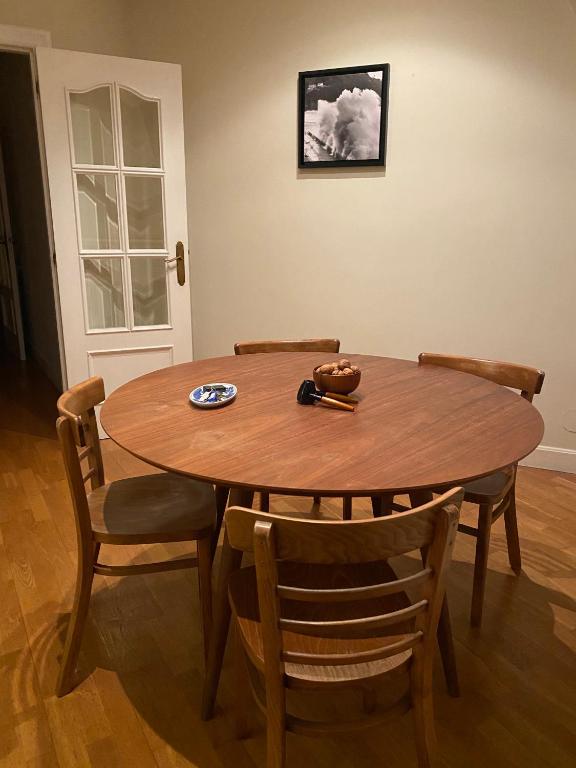 Televízia a/alebo spoločenská miestnosť v ubytovaní Olatu Haundia Donostian