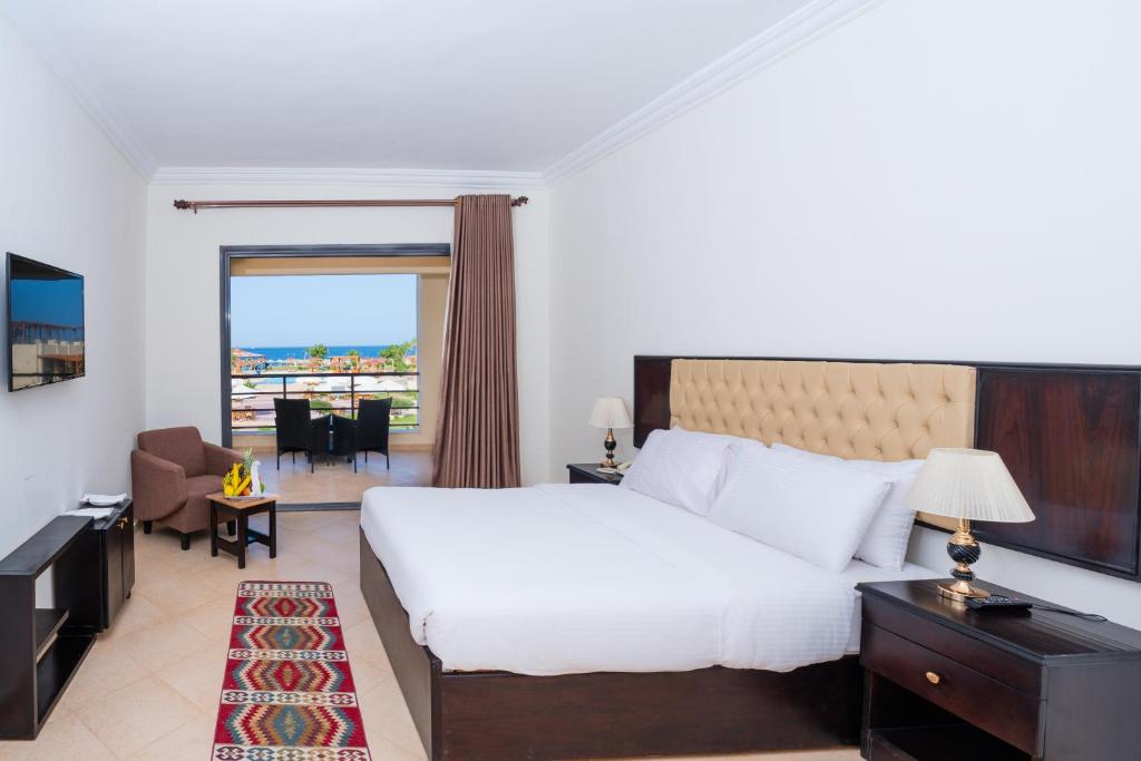 una camera con letto e balcone di New Eagles Aqua Park Resort a Hurghada