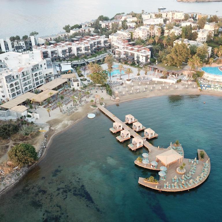 eine Luftansicht auf einen Strand mit einem Resort in der Unterkunft D PLAJ REZİDANS in Yalıkavak