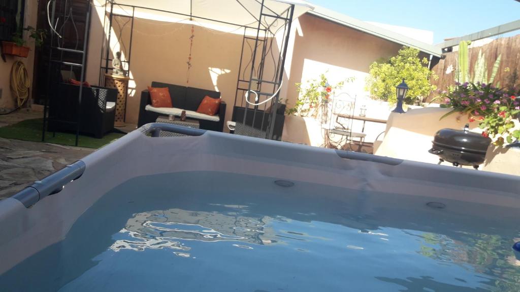 The swimming pool at or close to El Alfar