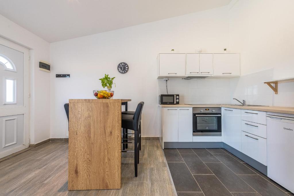 Kuchyň nebo kuchyňský kout v ubytování Apartman Luka