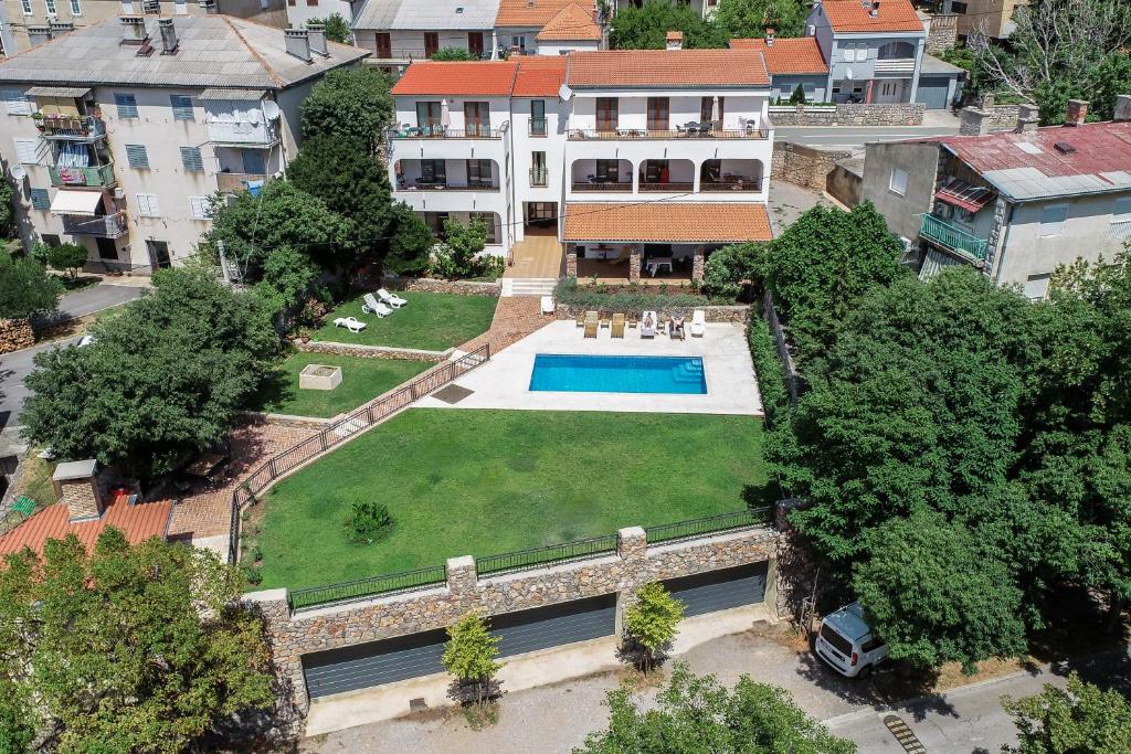 una vista aérea de una casa con un gran patio en Guesthouse Ruža en Senj