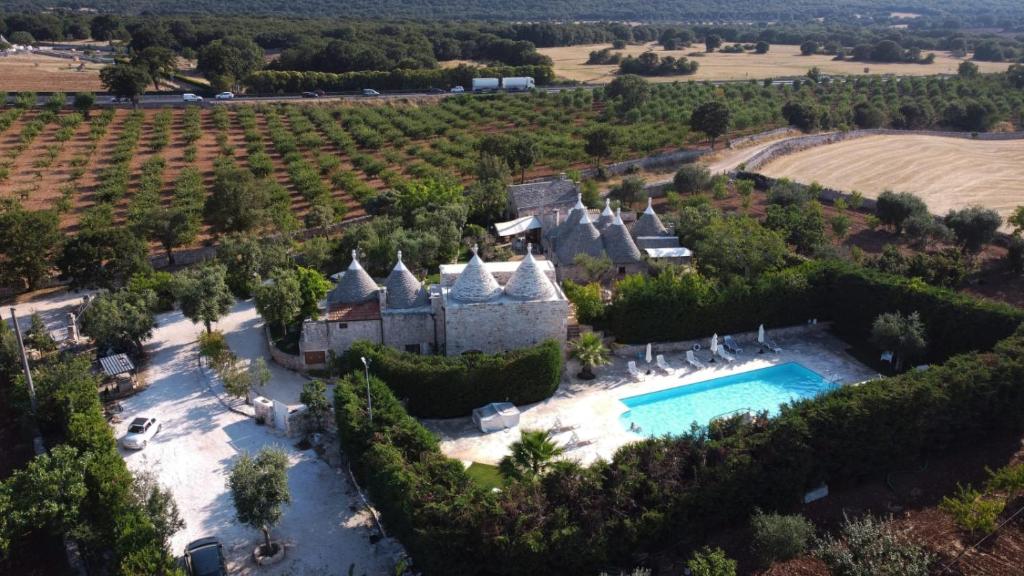 - une vue aérienne sur un domaine avec une piscine dans l'établissement Vacanza In Puglia, à Alberobello