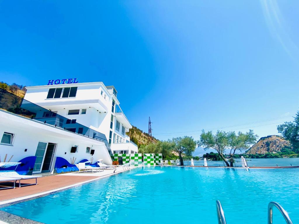 a swimming pool in front of a hotel at PRINCIPE DEL LAGO in Shkodër