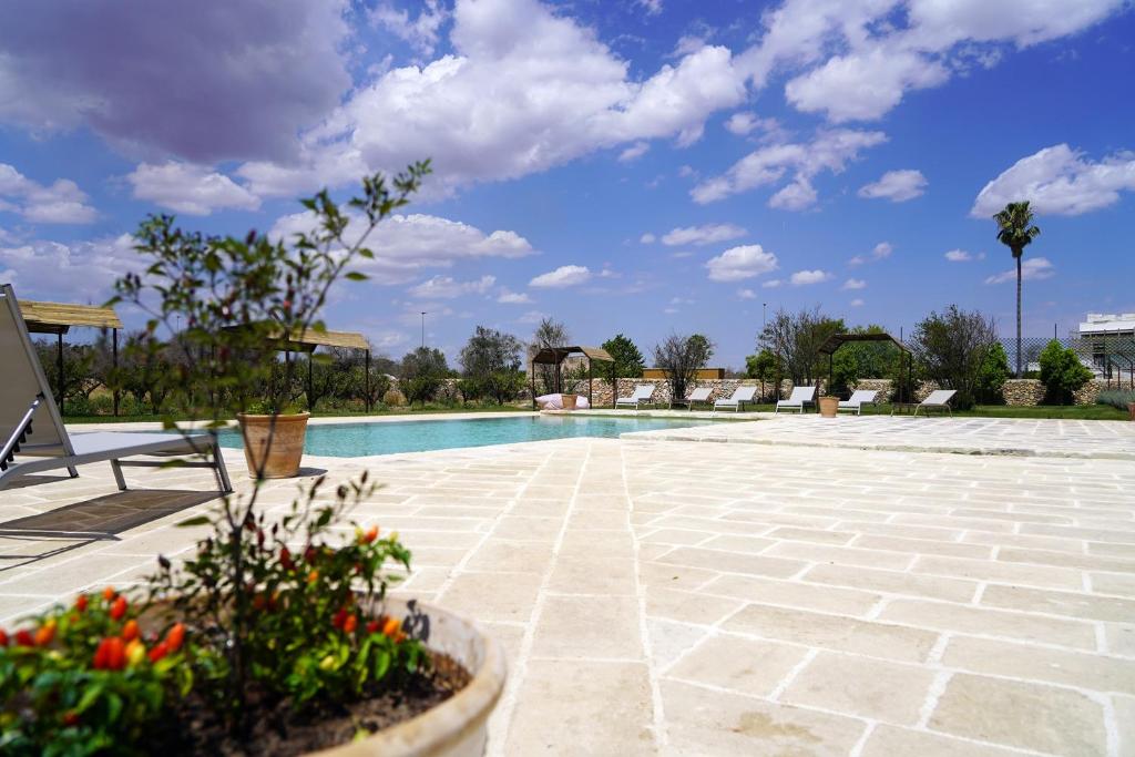 Bazén v ubytování Masseria Rifisa AgriResort nebo v jeho okolí