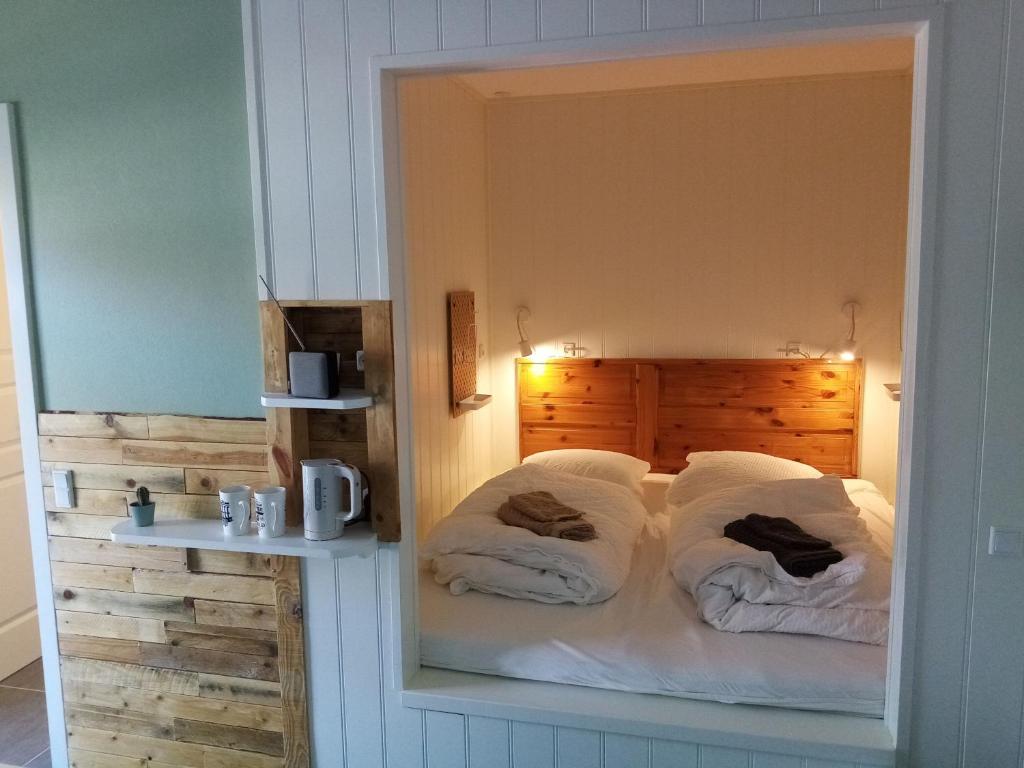 - une chambre avec un lit et un miroir dans l'établissement Samsted, à Middelfart