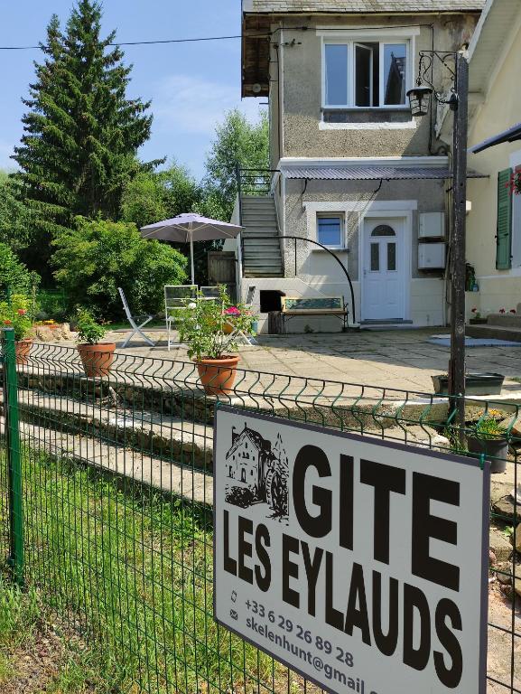 a sign on a fence in front of a house at Gite Les Eylauds in Pionsat