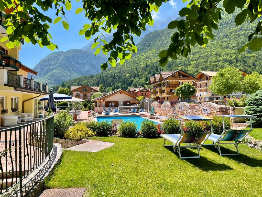 Bazén v ubytování Alledolomiti Boutique Lake Hotel - Adults friendly nebo v jeho okolí