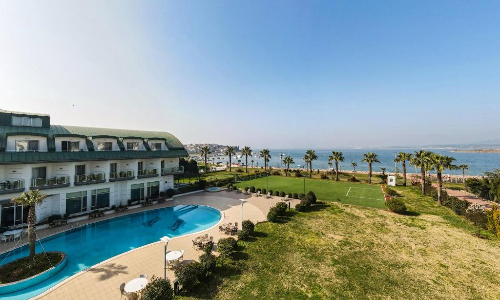uma vista aérea de um resort com uma piscina e palmeiras em Hotel Hegsagone Marine Asia em Gebze