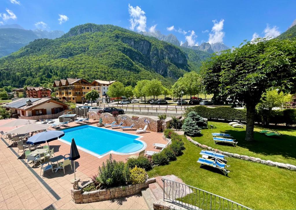 Nespecifikovaný výhled na hory nebo výhled na hory při pohledu z hotelu