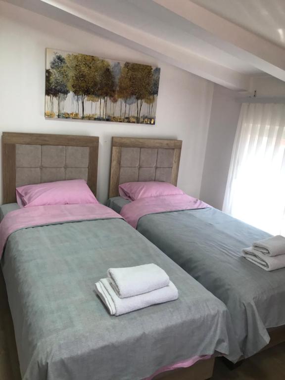 - 2 lits installés l'un à côté de l'autre dans une chambre dans l'établissement Centar Bruno, à Novi Pazar