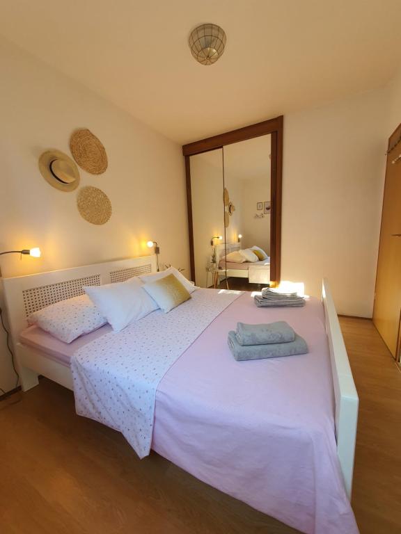 Łóżko lub łóżka w pokoju w obiekcie HOLIDAY HOME "MARIJANA"