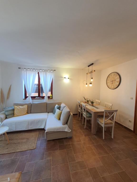 Łóżko lub łóżka w pokoju w obiekcie HOLIDAY HOME "MARIJANA"