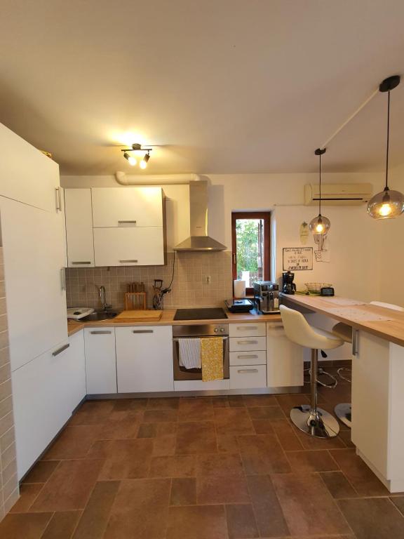 Kuchnia lub aneks kuchenny w obiekcie HOLIDAY HOME "MARIJANA"