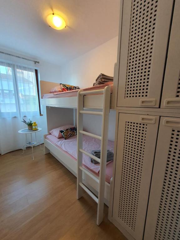 Łóżko lub łóżka w pokoju w obiekcie HOLIDAY HOME "MARIJANA"