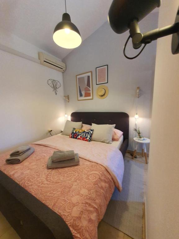 Łóżko lub łóżka w pokoju w obiekcie HOLIDAY HOME "MARIJANA"