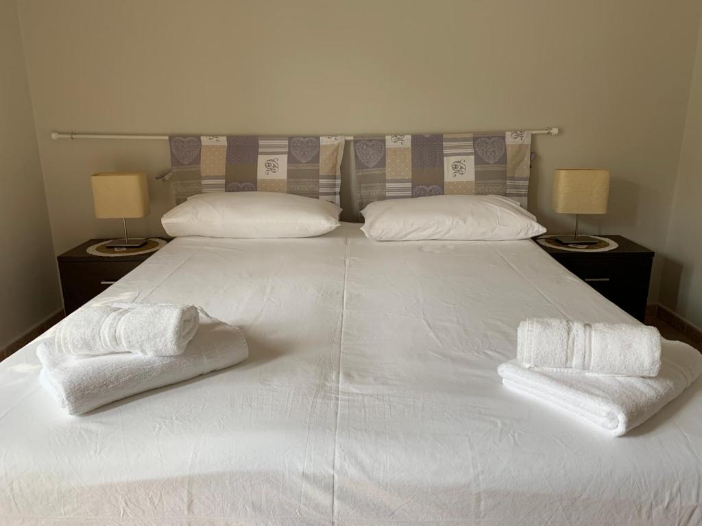 מיטה או מיטות בחדר ב-BEAUTIFUL APARTMENT a due passi dal centro