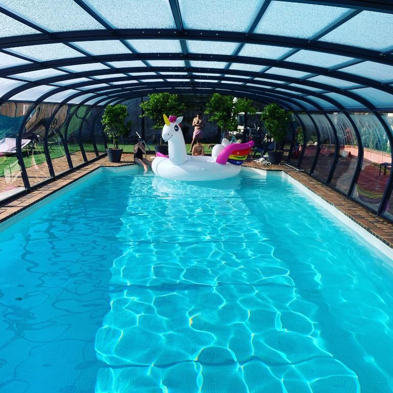 Bazén v ubytování ORANGERIE de CHATEL-Selection FIGARO & ELLE Magazine nebo v jeho okolí
